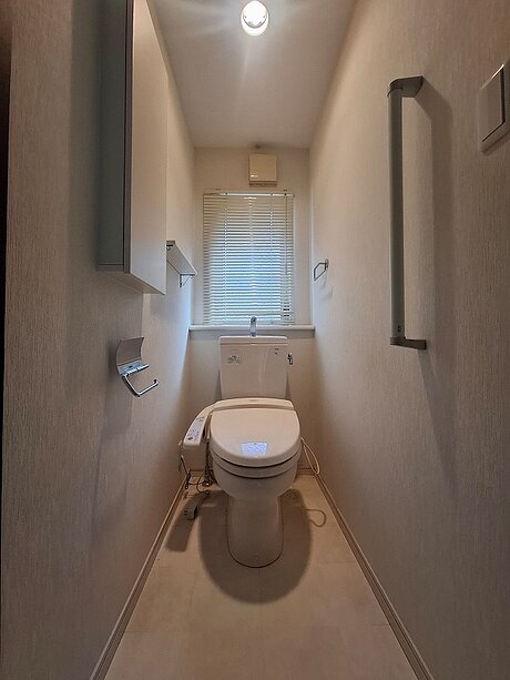 質感豊かなクロスとフロアタイルで仕上げたトイレのビフォー画像
