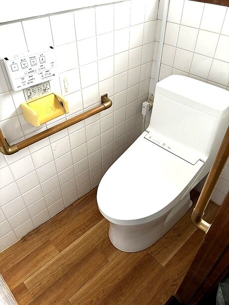 すっきりデザインと温かみの床材で快適トイレ空間にのアフター画像