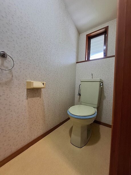 トイレ交換＆内装リフォームで清潔感ある空間にのビフォー画像