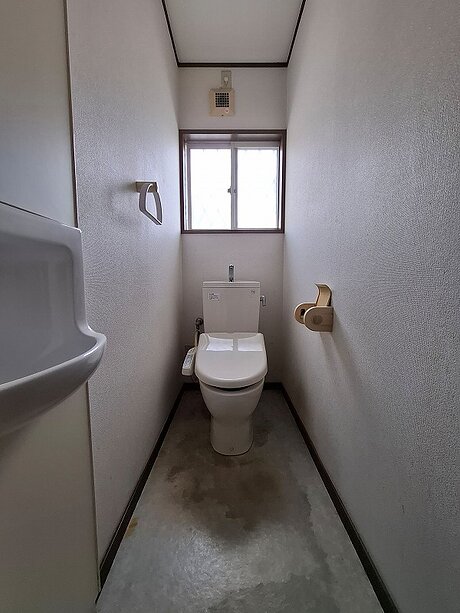 落ち着きあるブルーのトイレ空間のビフォー画像
