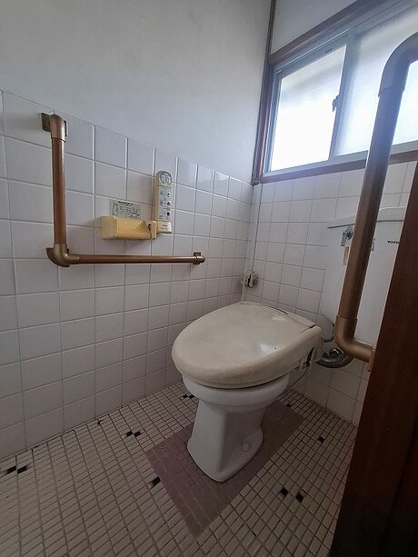 すっきりデザインと温かみの床材で快適トイレ空間にのビフォー画像