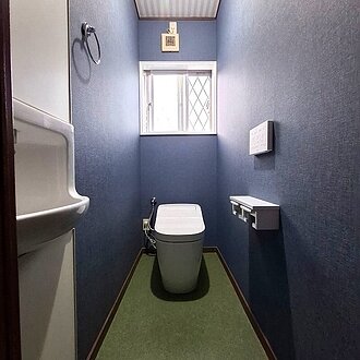 落ち着きあるブルーのトイレ空間のイメージ