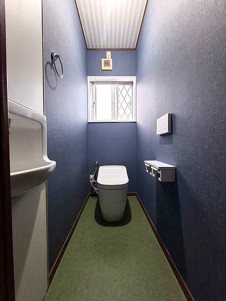落ち着きあるブルーのトイレ空間のアフター画像