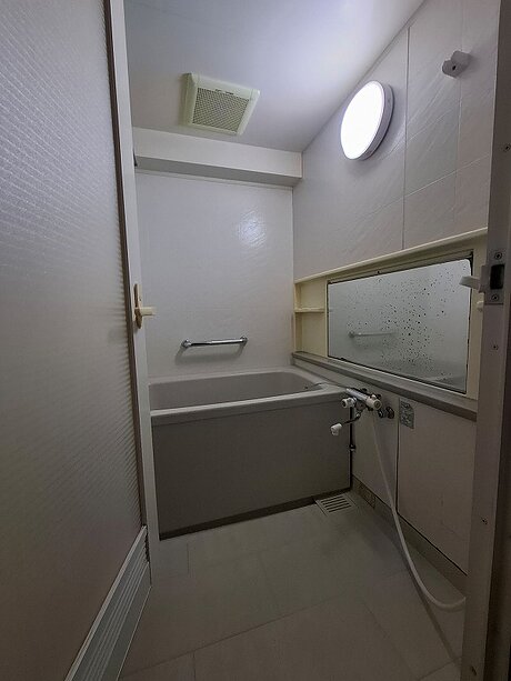 落ち着いたウォールナット柄で上質空間にのビフォー画像