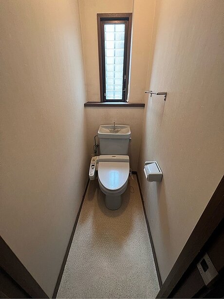 内装も一新して明るく快適なトイレ空間のビフォー画像