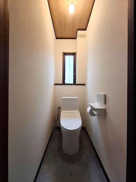 内装も一新して明るく快適なトイレ空間のアフター画像
