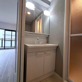 三面鏡＆ホワイト扉でスッキリ明るくのイメージ