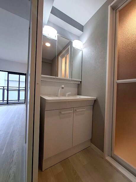 三面鏡＆ホワイト扉でスッキリ明るくのアフター画像