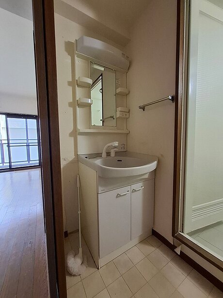 三面鏡＆ホワイト扉でスッキリ明るくのビフォー画像