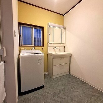 洗面所のクロス・床張替えで明るく快適な空間へのイメージ