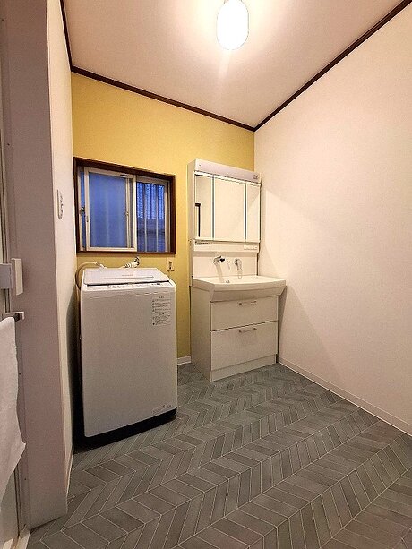 洗面所のクロス・床張替えで明るく快適な空間へのアフター画像