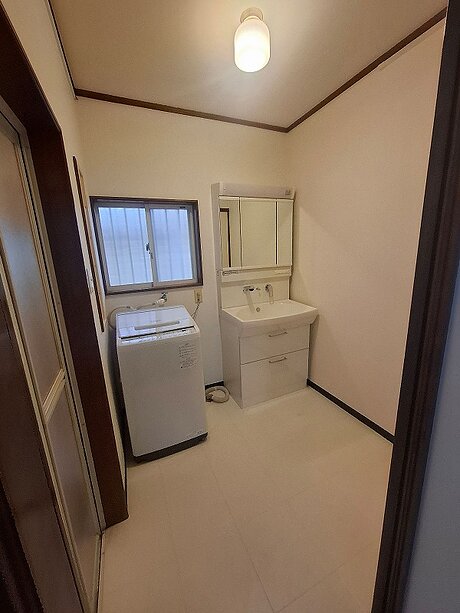 洗面所のクロス・床張替えで明るく快適な空間へのビフォー画像