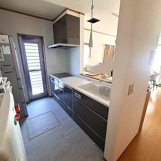 コンクリートグレーで魅せる、使いやすさを高めたキッチンリフォームのイメージ