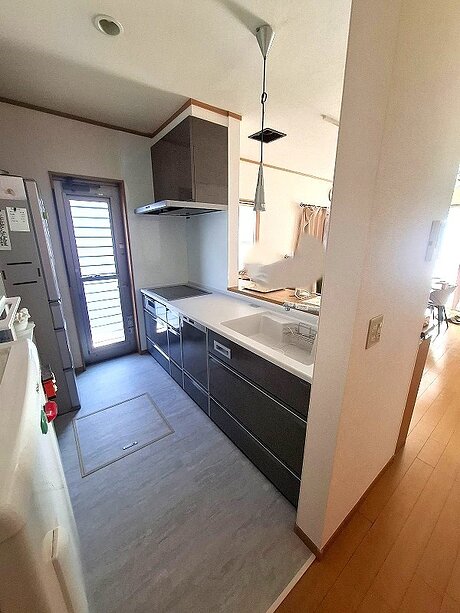 コンクリートグレーで魅せる、使いやすさを高めたキッチンリフォームのアフター画像