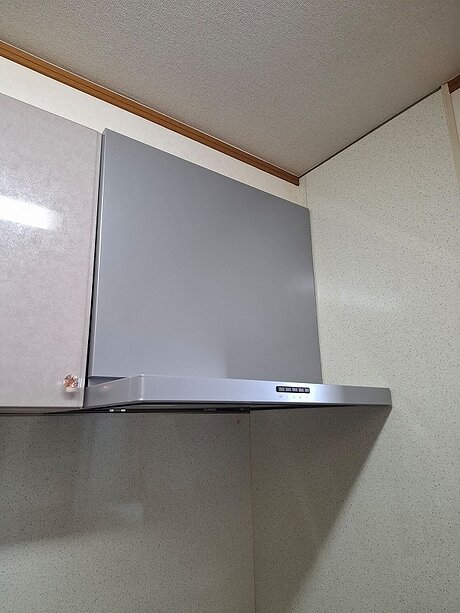 すっきりした見た目と使いやすさを重視したレンジフード交換のアフター画像