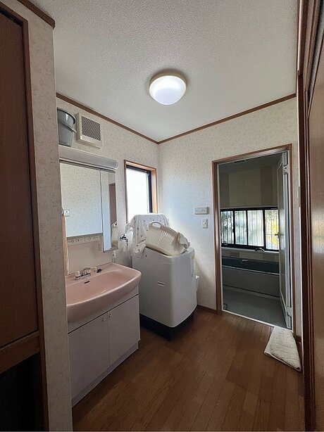 収納力と使いやすさを高めた、洗面化粧台リフォームのビフォー画像