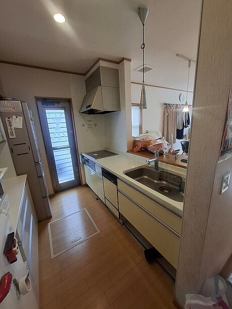 コンクリートグレーで魅せる、使いやすさを高めたキッチンリフォームのビフォー画像