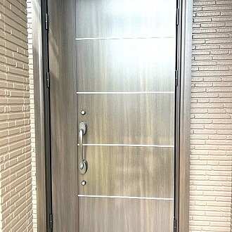 断熱性とデザイン性を高めた、玄関ドアリフォームのイメージ