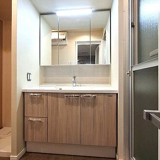 空間にぴったり収まるタカラ「リジャスト」洗面リフォームのイメージ