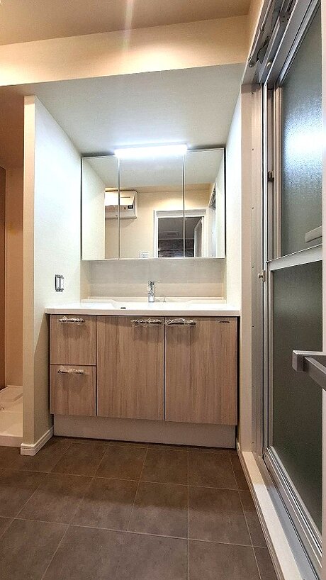 空間にぴったり収まるタカラ「リジャスト」洗面リフォームのアフター画像