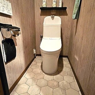 六角形デザインの床材でおしゃれなトイレ空間へのイメージ