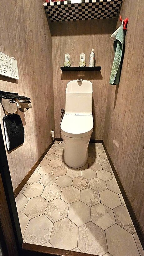 六角形デザインの床材でおしゃれなトイレ空間へのアフター画像
