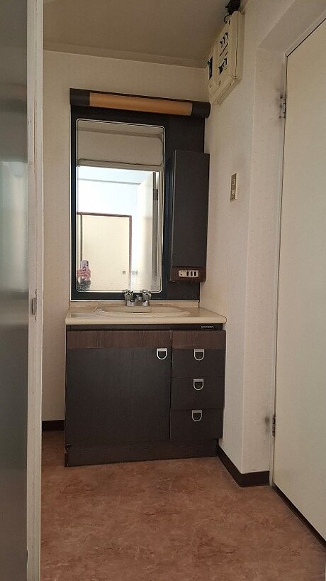 ホワイトカラーで明るい洗面空間へリフォームのビフォー画像