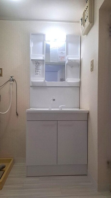 ホワイトカラーで明るい洗面空間へリフォームのアフター画像