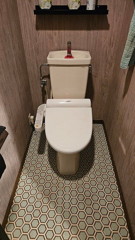 六角形デザインの床材でおしゃれなトイレ空間へのビフォー画像