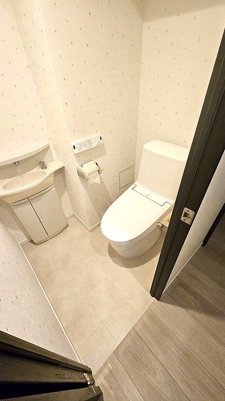 内装一新で明るく清潔なトイレ空間へのアフター画像