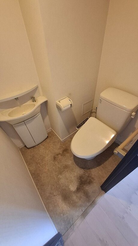 内装一新で明るく清潔なトイレ空間へのビフォー画像