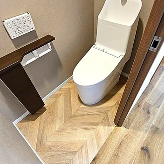 ヘリンボーン床がおしゃれなマンショントイレリフォームのイメージ