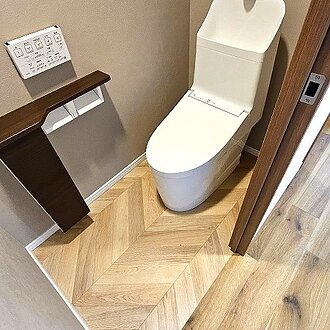 ヘリンボーン床がおしゃれなマンショントイレリフォームのイメージ