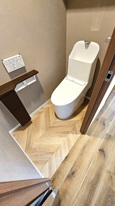 ヘリンボーン床がおしゃれなマンショントイレリフォームのアフター画像