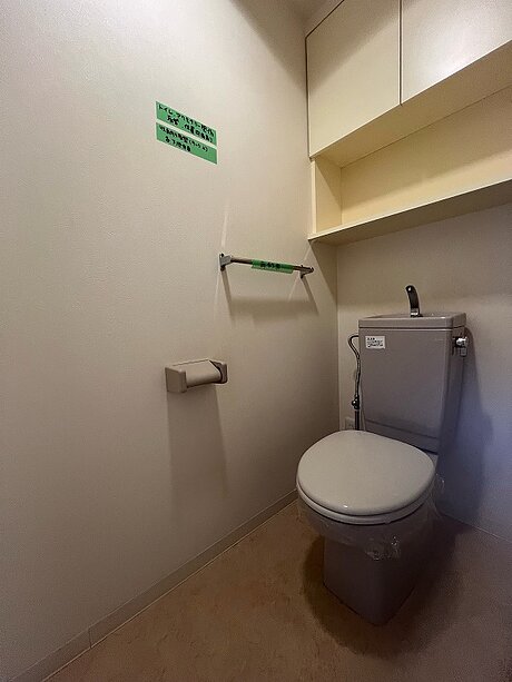 ヘリンボーン床がおしゃれなマンショントイレリフォームのビフォー画像