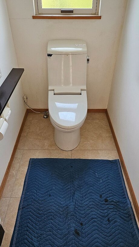 お掃除しやすく快適性も向上したトイレリフォームのビフォー画像