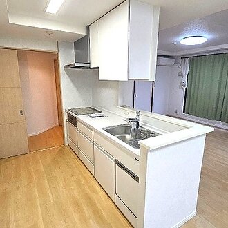 ホワイト×人造大理石で上品に仕上げたキッチン空間のイメージ