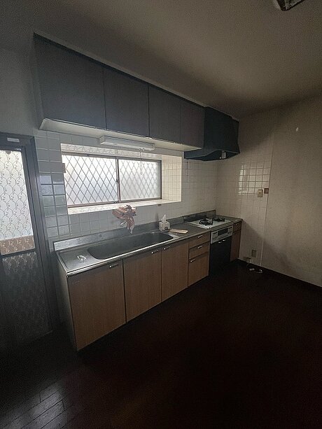 使いやすさを高めたシンプルモダンなキッチンリフォームのビフォー画像