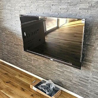 壁掛けテレビとエコカラットで魅せるリビング空間のイメージ