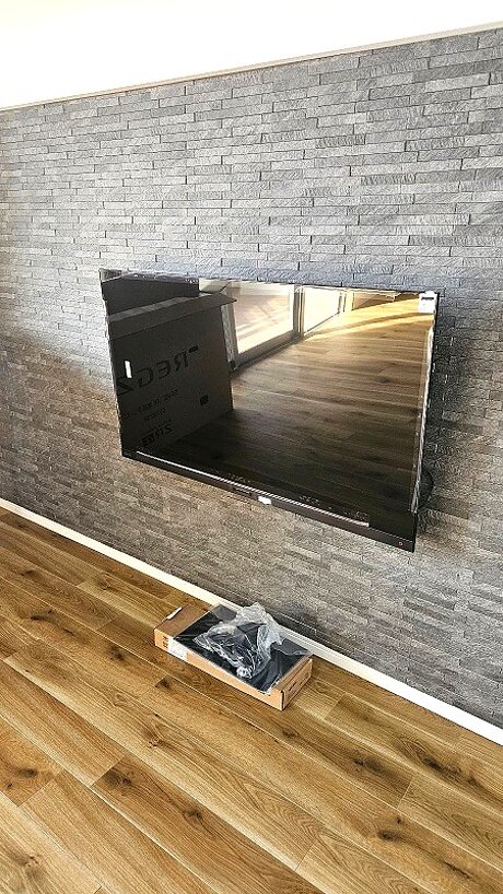 壁掛けテレビとエコカラットで魅せるリビング空間のアフター画像