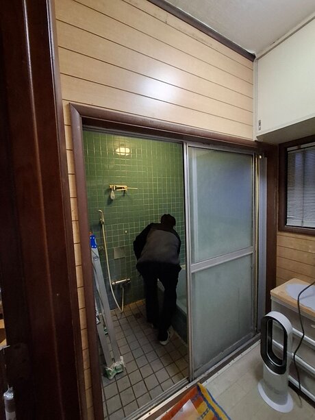 古くなった浴室入口を一新！折れ戸交換で明るく快適な洗面空間へのビフォー画像