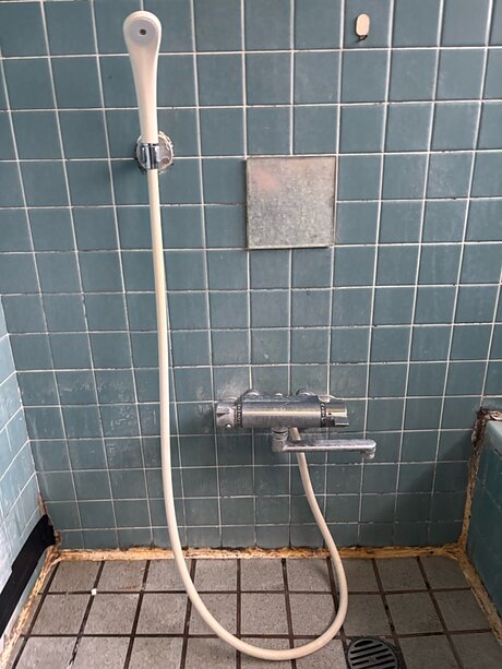 毎日のシャワータイムをもっと快適に。壁付サーモ水栓へ交換リフォーム！のビフォー画像