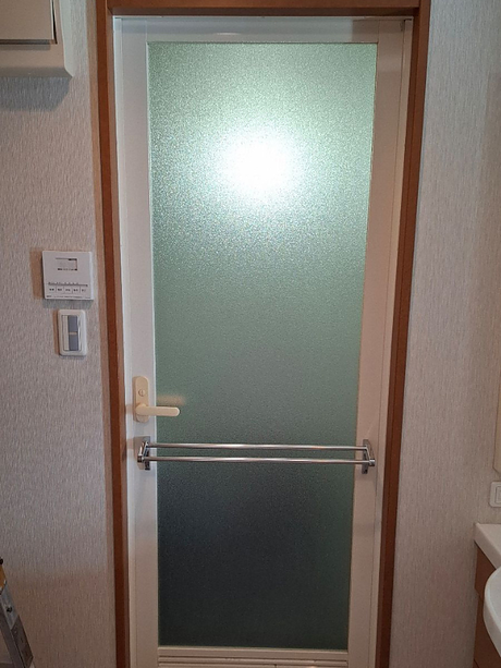 洗面所まで明るく美しく。浴室ドア交換で快適な毎日へのビフォー画像