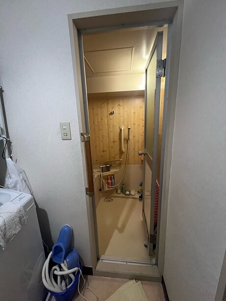 開閉しやすく、お手入れもラクに。浴室ドア交換で快適リフォームのビフォー画像