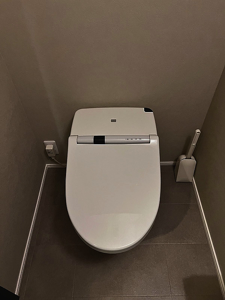 トイレ交換でホテルライクな空間へのビフォー画像
